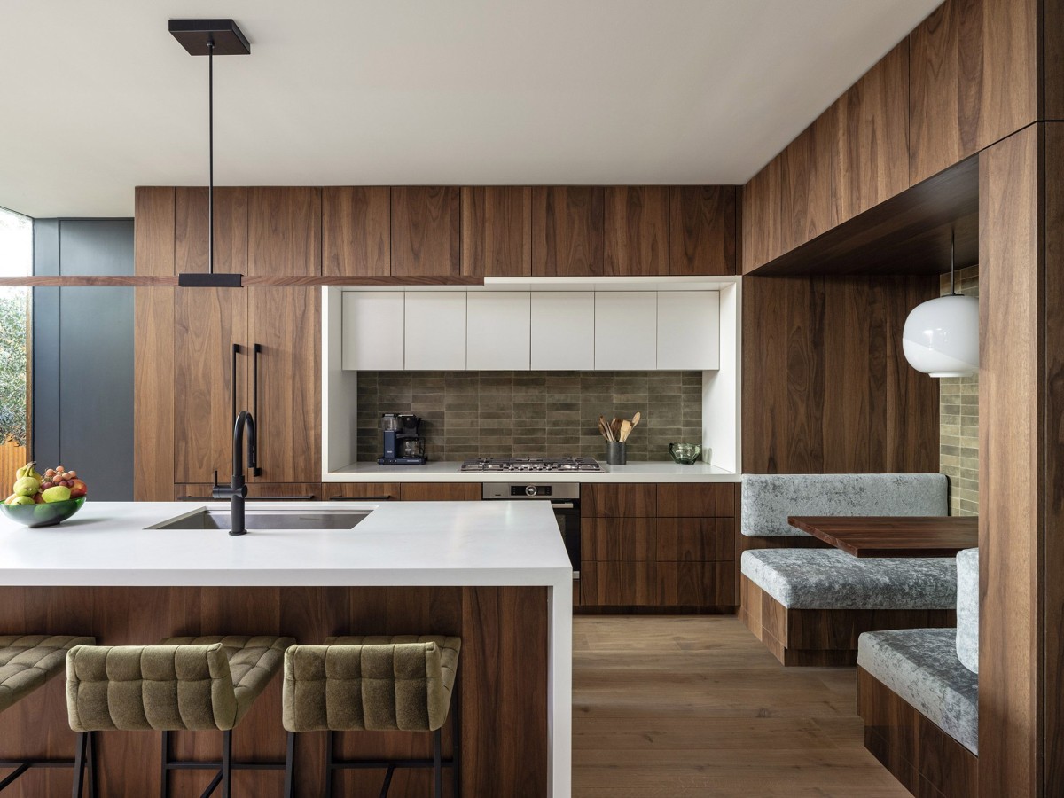 En el interior se combinan azulejos de vidrio Bisazza, revestimientos de fibra de madera y suelos de roble nudoso. 