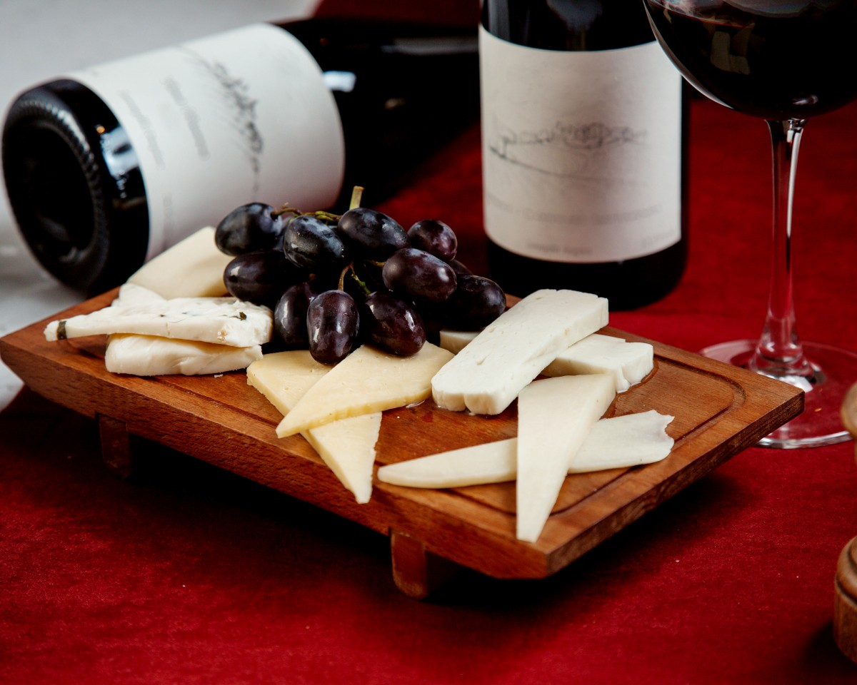 Vinhos e tábua de queijos