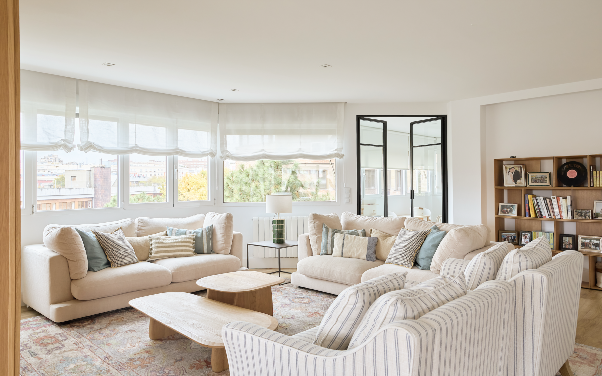 Ampio soggiorno con un grande divano