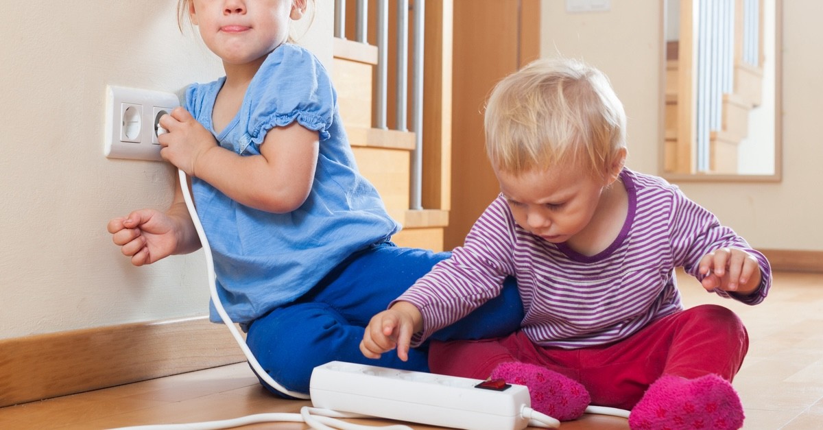 bambini con una presa elettrica