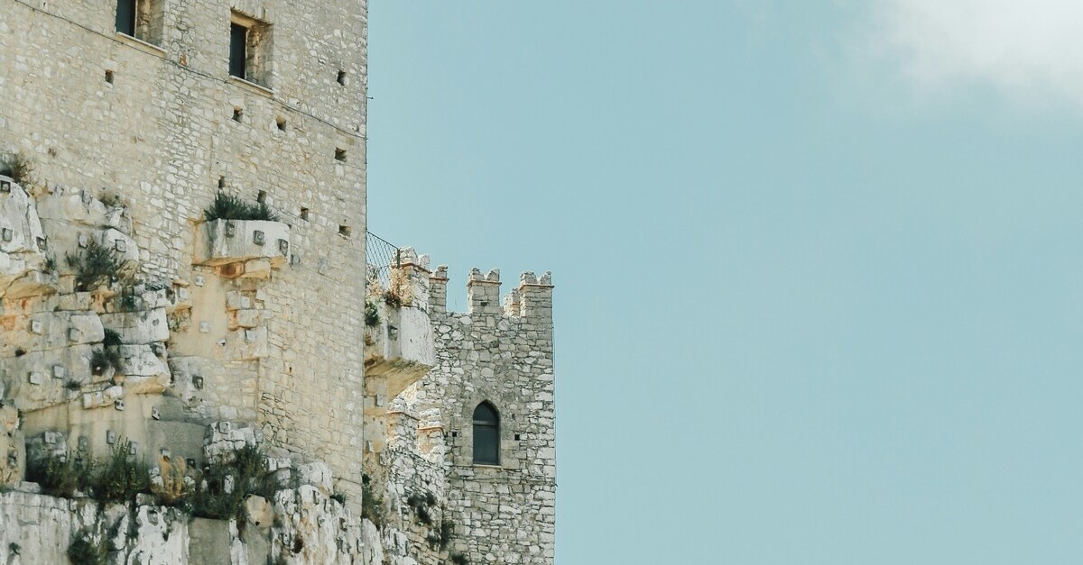 il castello medievale di caccamo in sicilia