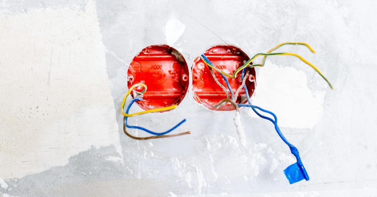 cavi dell'elettricità scoperti