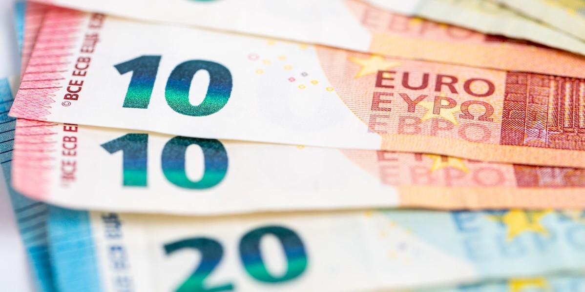 Primo piano di banconote da dieci e venti euro