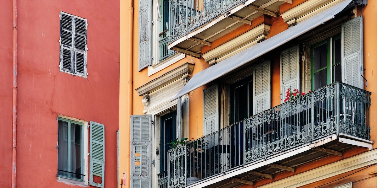 Architettura colorata, finestre e balconi di un edificio rosso
