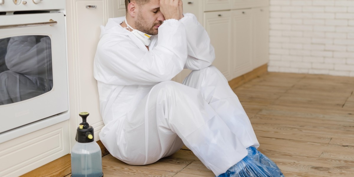 Uomo seduto sul pavimento della cucina