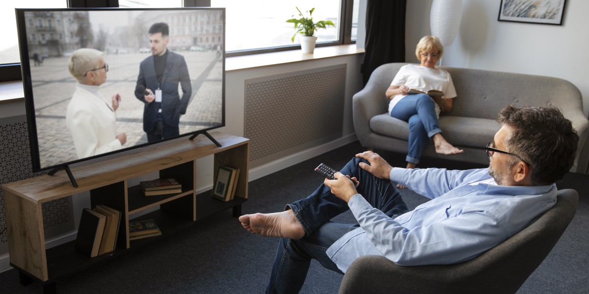 persone sul divano davanti a tv