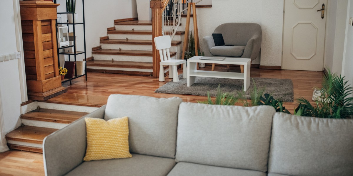 divano al centro della stanza