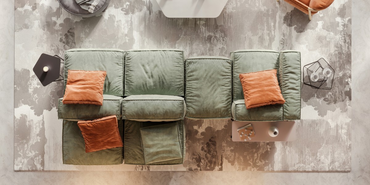 divano al centro della stanza