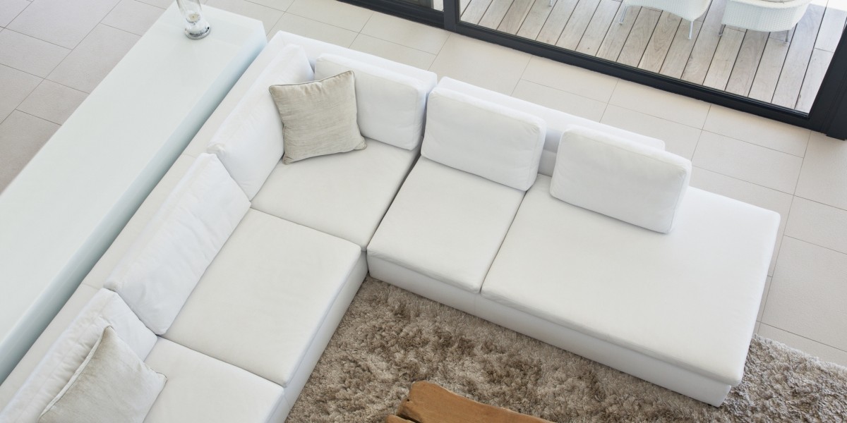 divano al centro della stanza