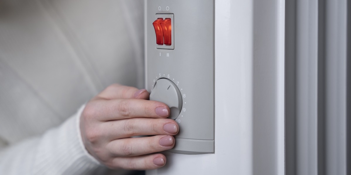 Primo piano di un riscaldatore a rotazione manuale