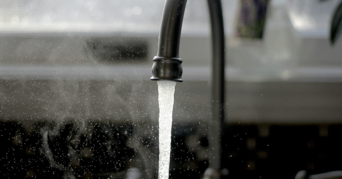 Lasciar scorrere acqua fredda mentre si versa quella calda previene danni alle tubature