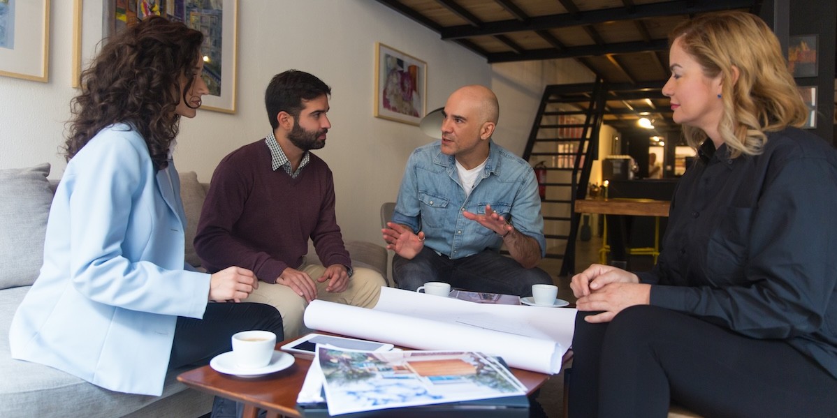 Interior designer che presenta un progetto di ristrutturazione