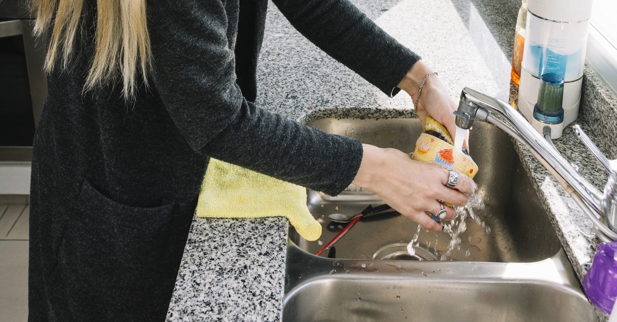 lavare i piatti sporchi