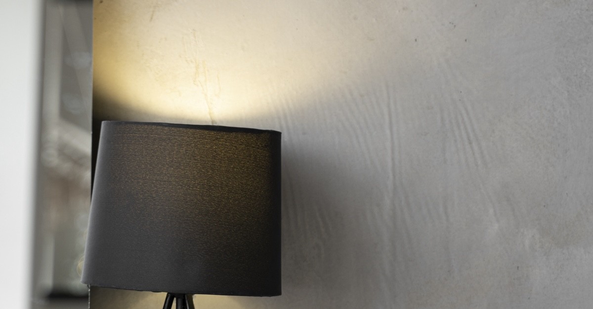 luce artificiale in stanza buia