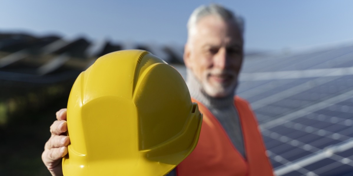 Operaio specializzato vicino a un impianto di energia alternativa