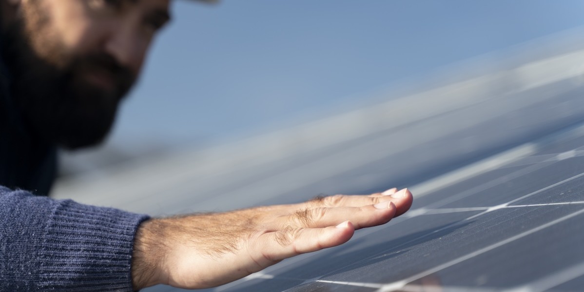 Operaio specializzato vicino a un impianto di energia alternativa