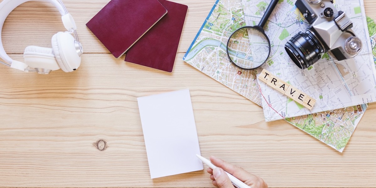 Carta da lettere con accessori da viaggio e sfondo in legno