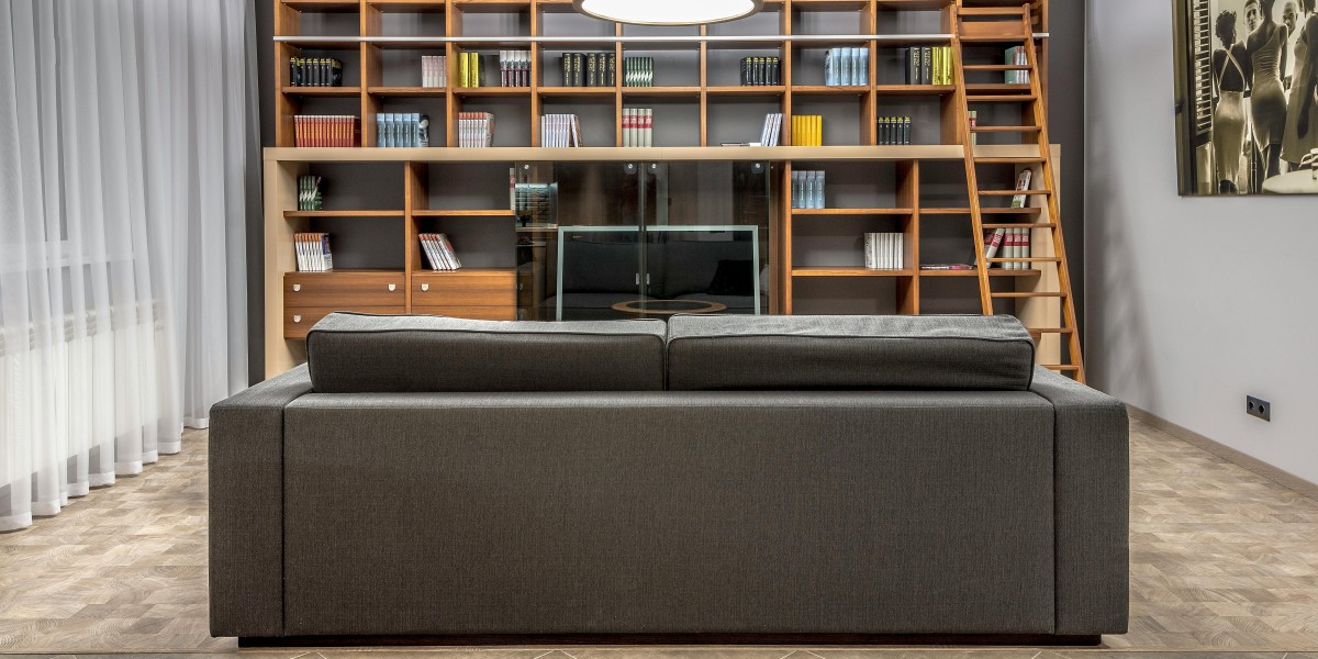 divano al centro della stanza