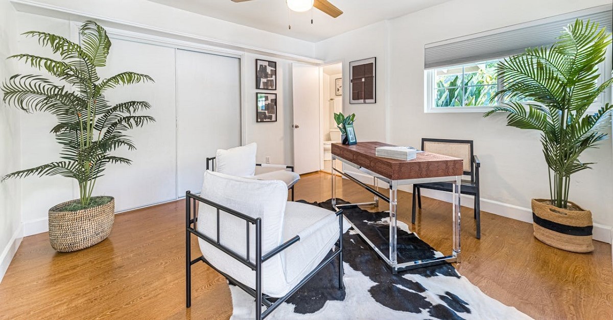 Un tappeto di pelle di mucca in soggiorno