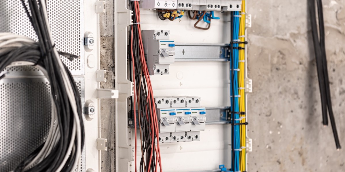 Quadro elettrico di distribuzione con interruttori automatici, cavi elettrici temporanei