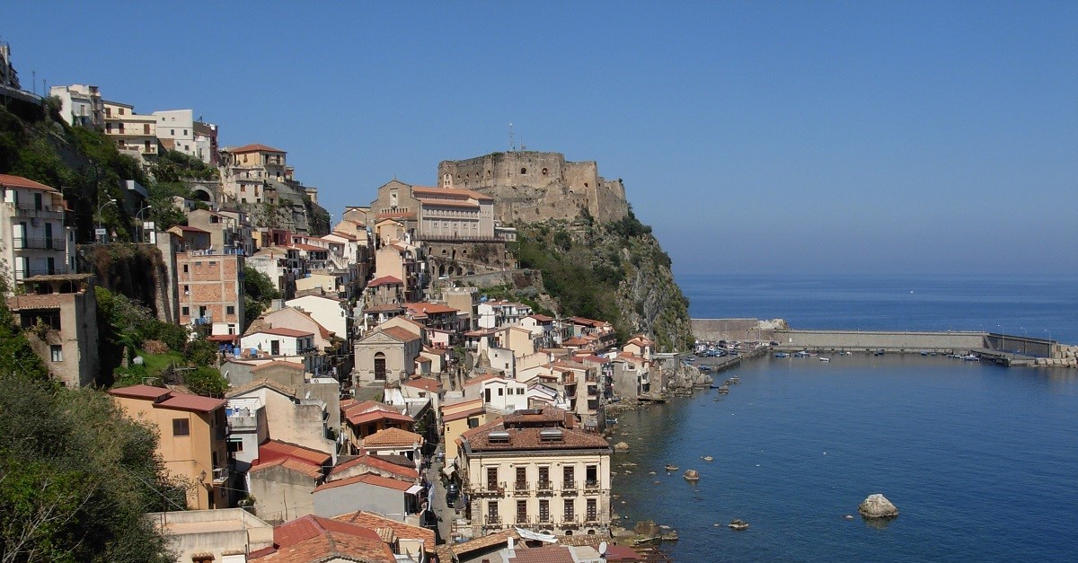 Veduta del borgo di Chianalea, con il Castello Ruffo sullo sfondo