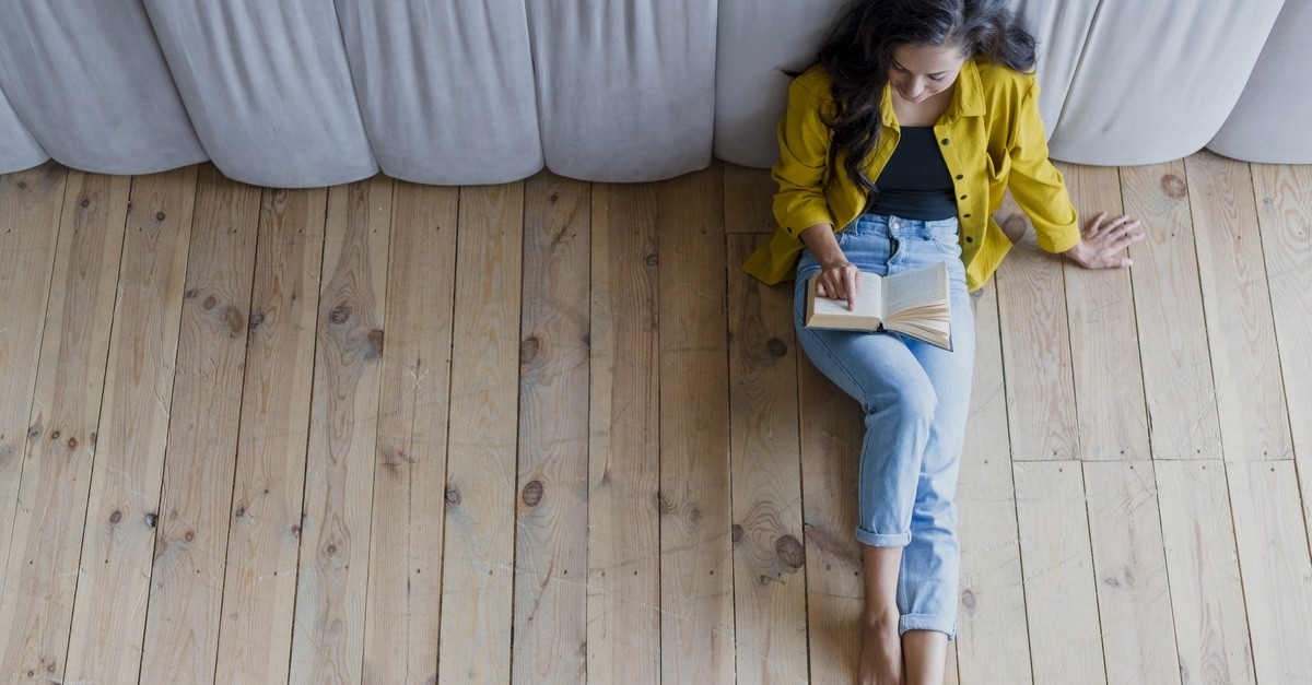 ragazza su pavimento con riscaldamento