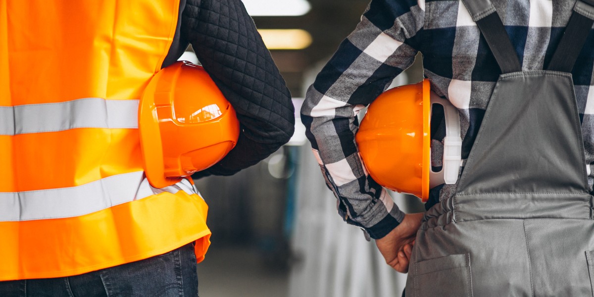 uomini con casco lavoro