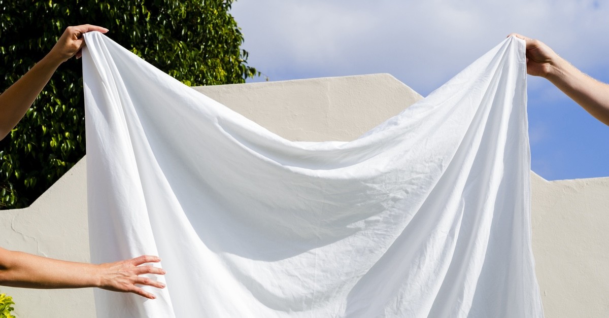 stendere le lenzuola appena lavate