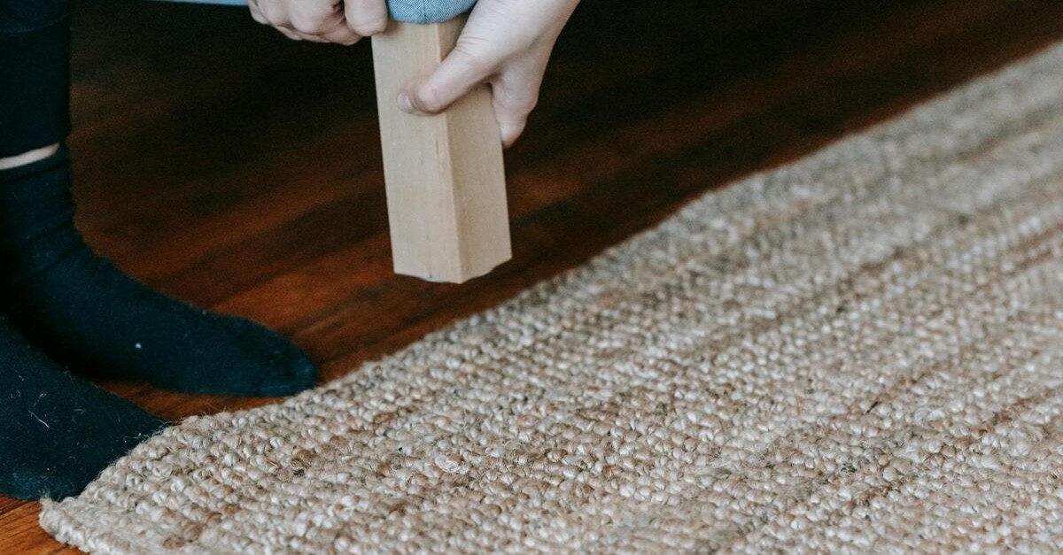 tappeto di iuta sotto il divano