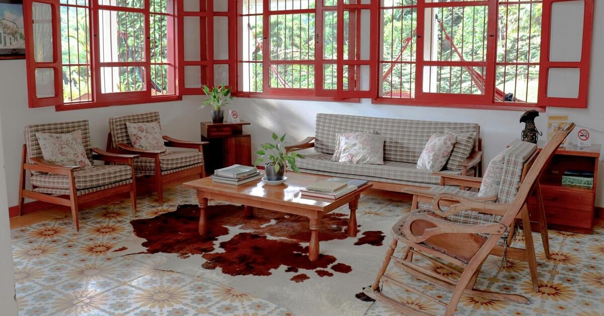 tappeto in pelle di mucca in soggiorno