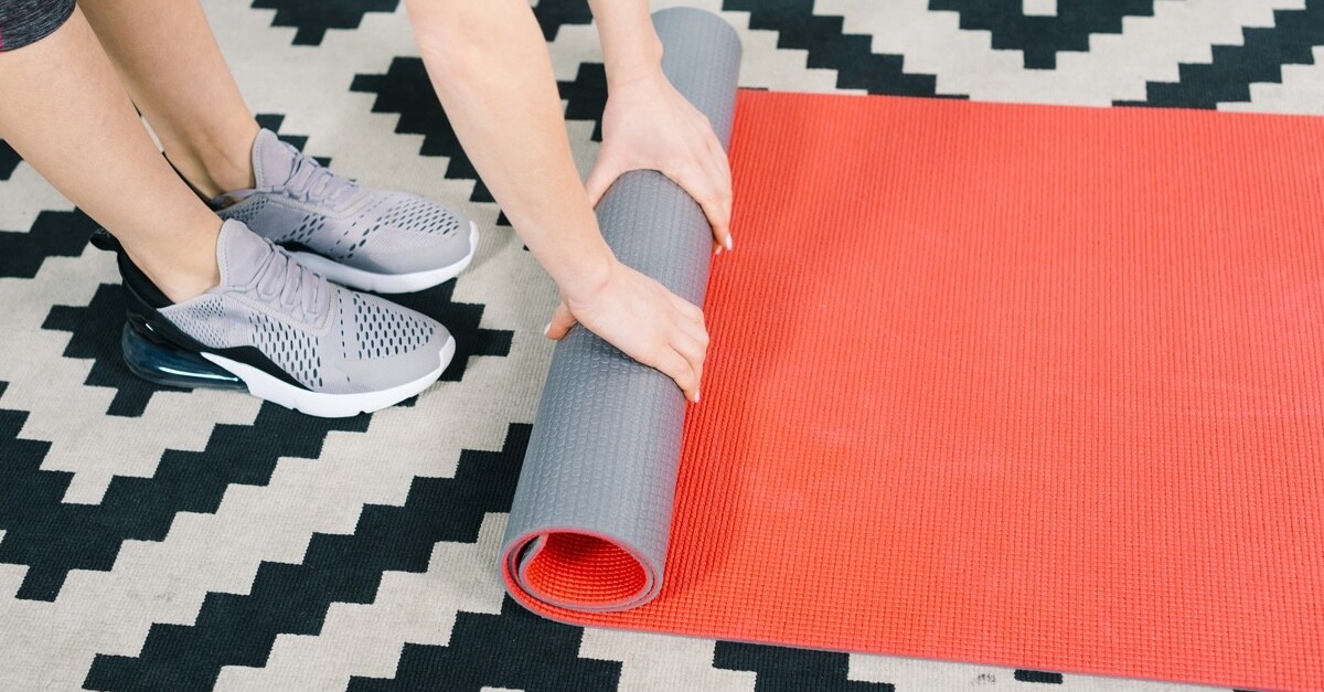 tappeto da yoga arrotolato