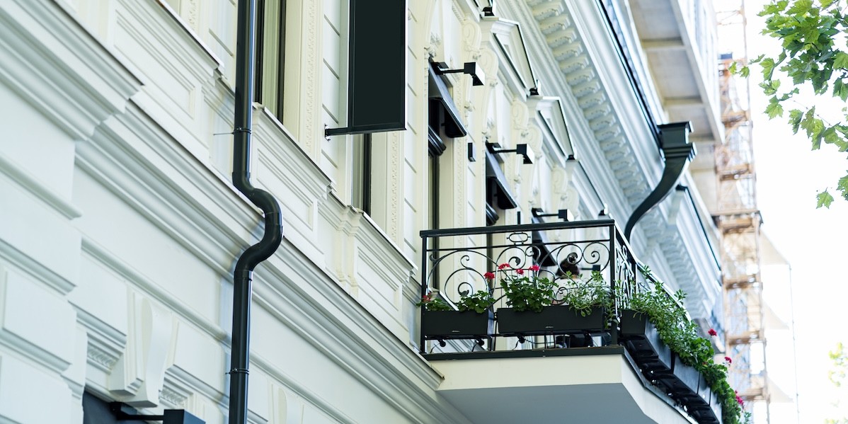 Architettura colorata di giallo, finestre e balconi di un edificio