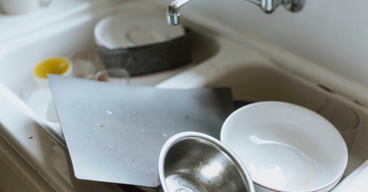un lavandino con piatti sporchi