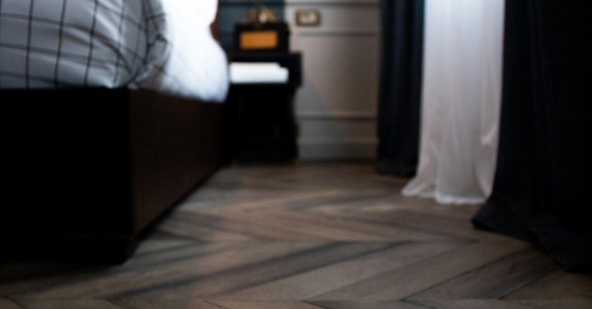 parquet scuro a spina francese