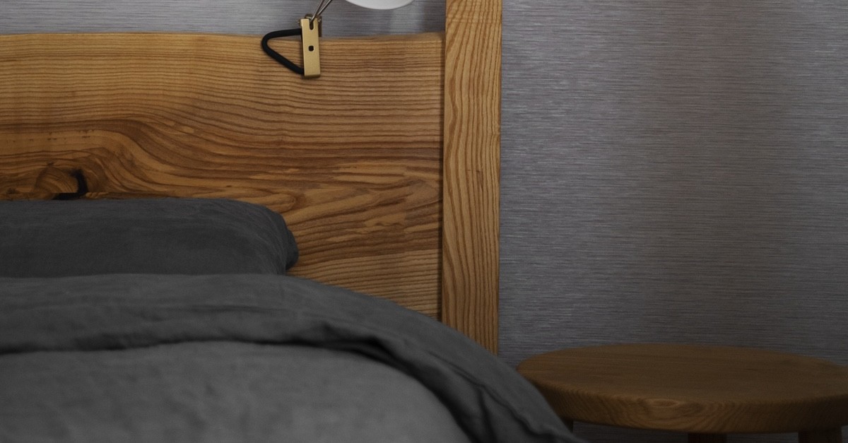 una camera da letto buia