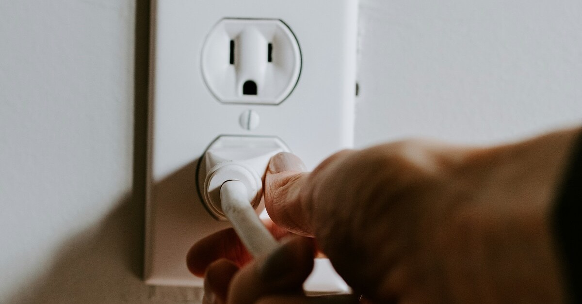 una spina in una presa elettrica