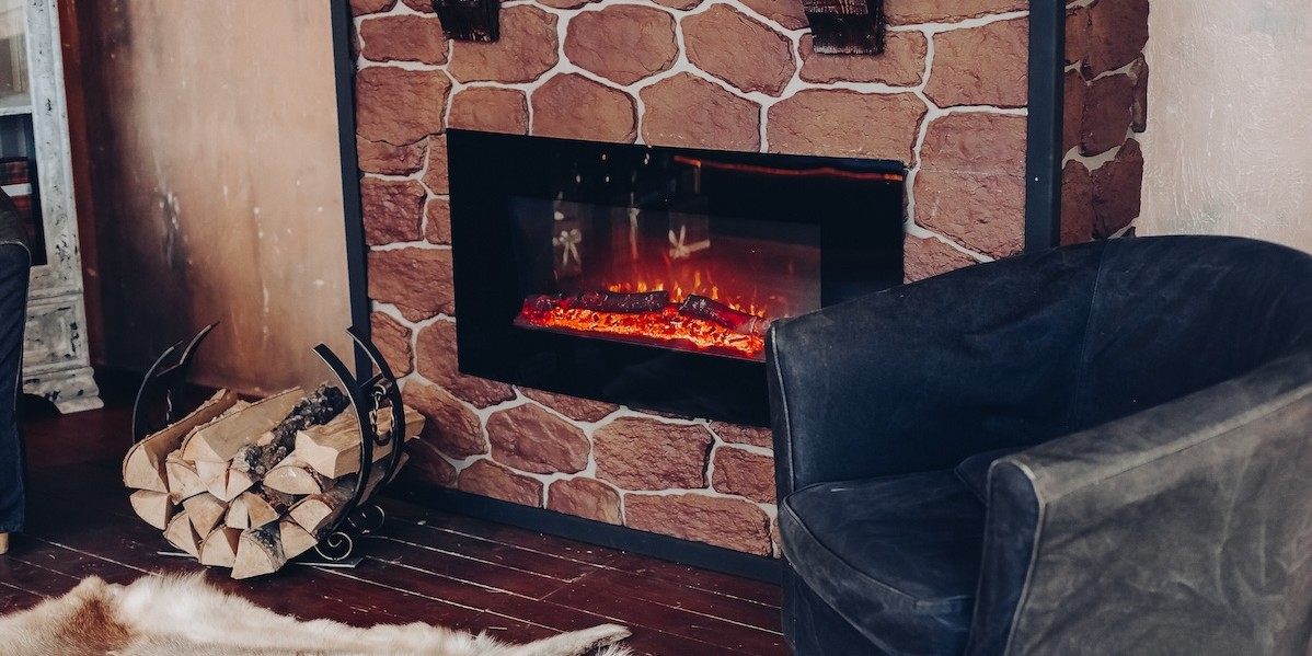 Camino a legna in stanza accogliente