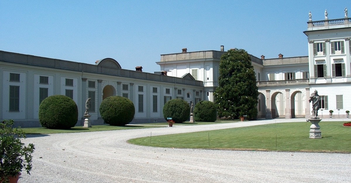 vista laterale villa borromeo d'adda