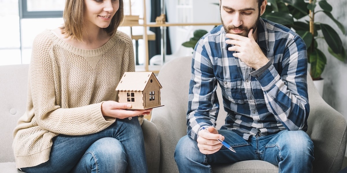 Giovane coppia che pensa all’acquisto di una nuova casa