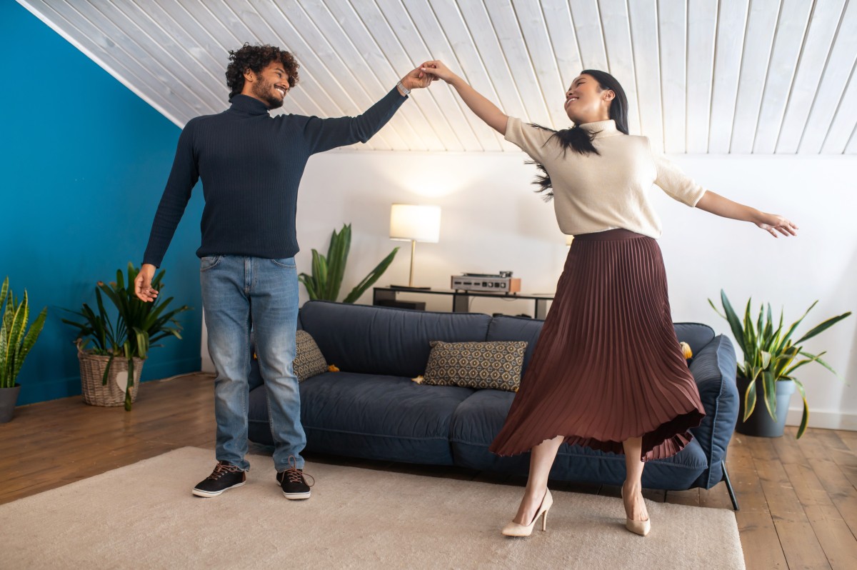 Casal a dançar em casa