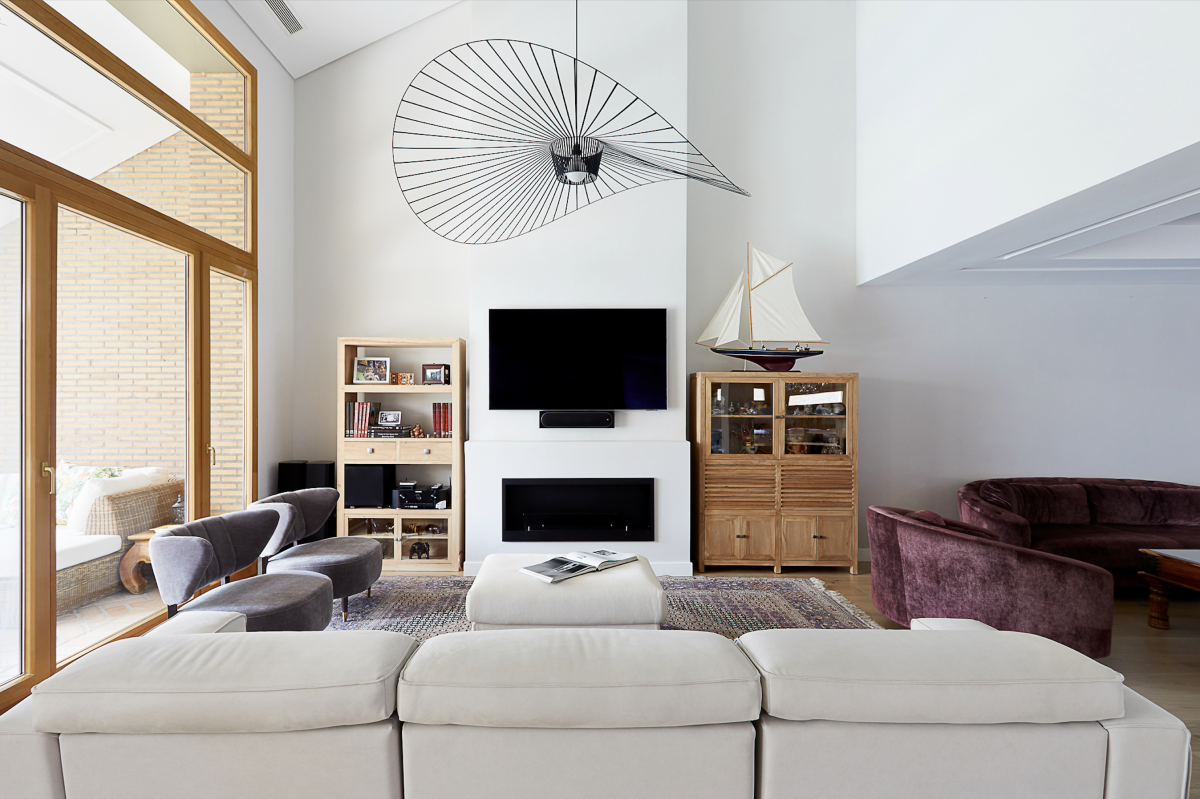 Soggiorno luminoso in toni neutri