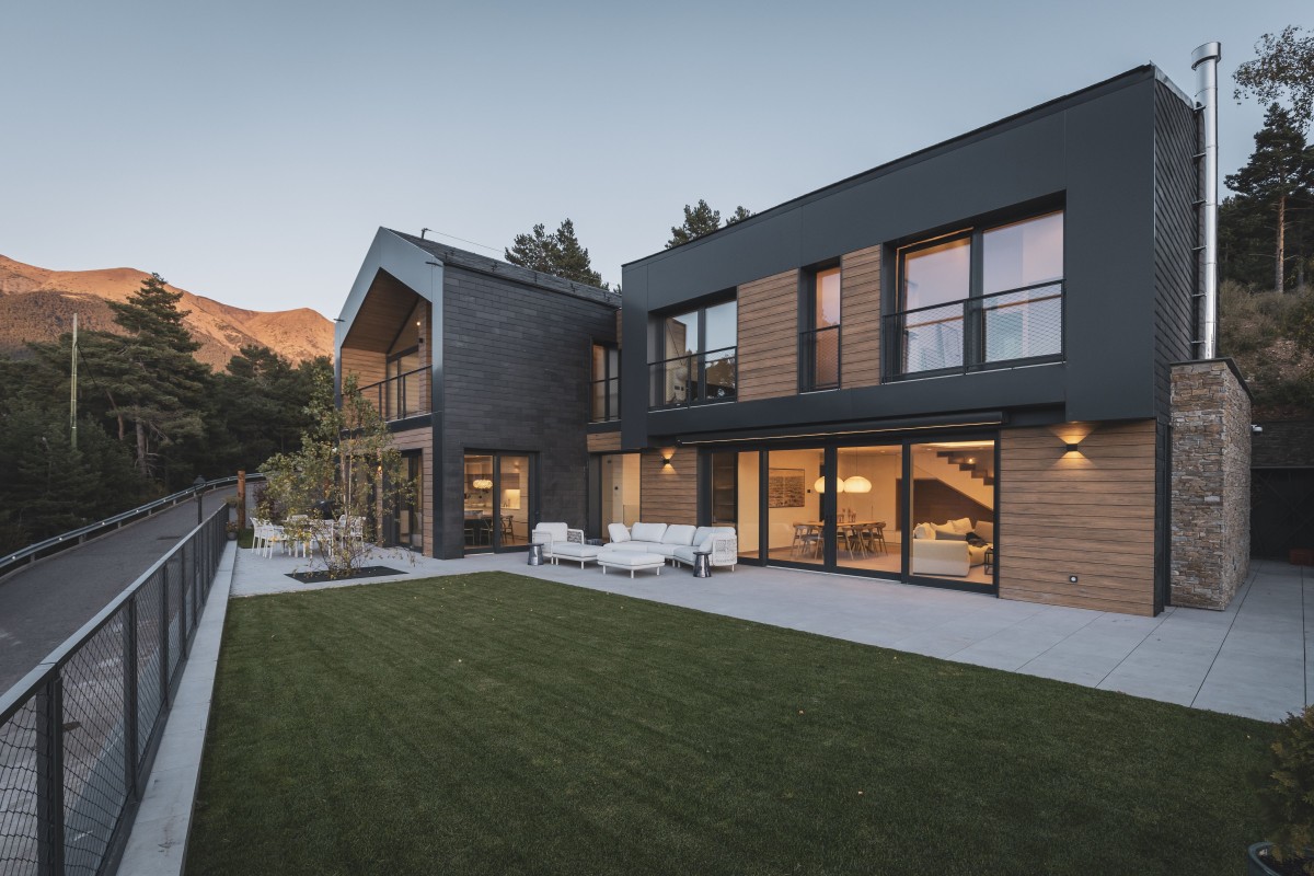 Questa casa ad Auvinyà (Andorra), certificata Passivhaus Low Energy, coniuga l'architettura alpina tradizionale con tecnologie avanzate di ventilazione e climatizzazione