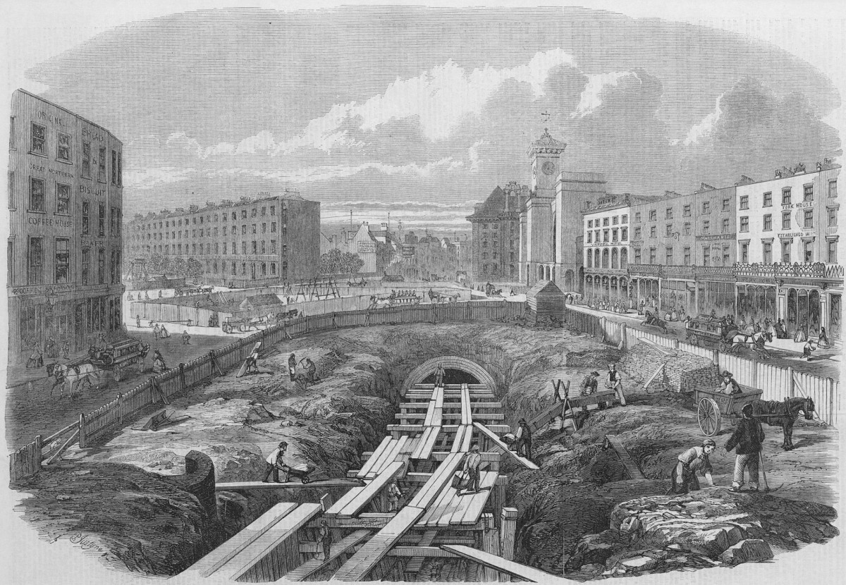 Incisione raffigurante la costruzione della stazione di King's Cross sulla prima linea metropolitana di Londra, nel 1861