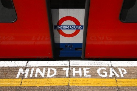 L'espressione "Mind the gap" è diventata un simbolo culturale della città e un oggetto di merchandising