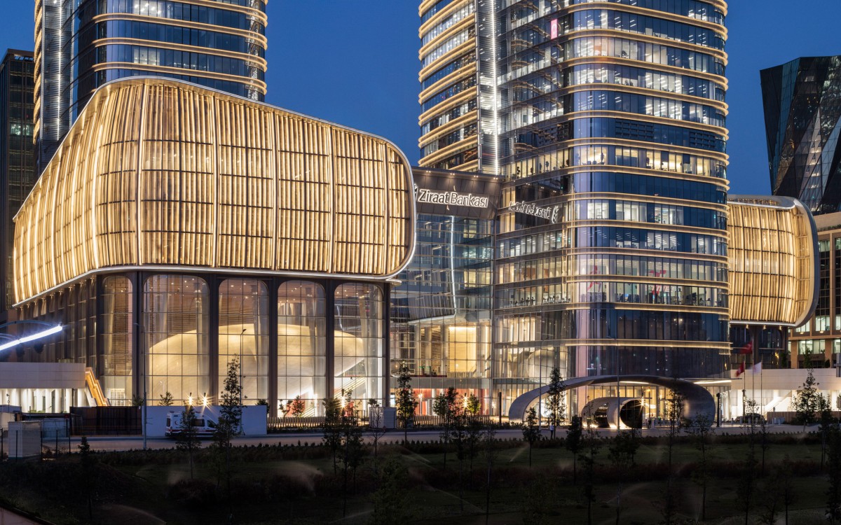 El podio se concibe como una extensión del espacio público, con comercios y un patio accesible desde múltiples entradas.