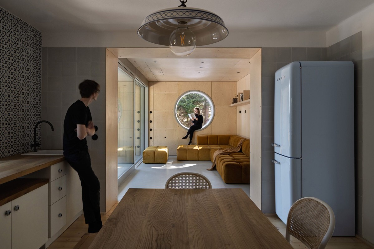 Gli spessi muri in pietra originali sono rimasti e continuano a organizzare il piano terra in spazi compartimentati.