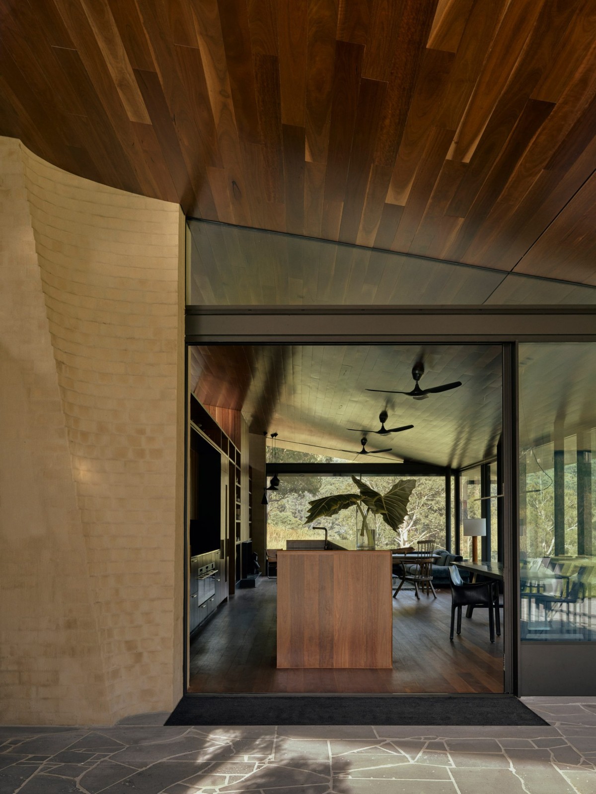 Gli interni sono rivestiti quasi interamente con assi di eucalipto scuro screziato