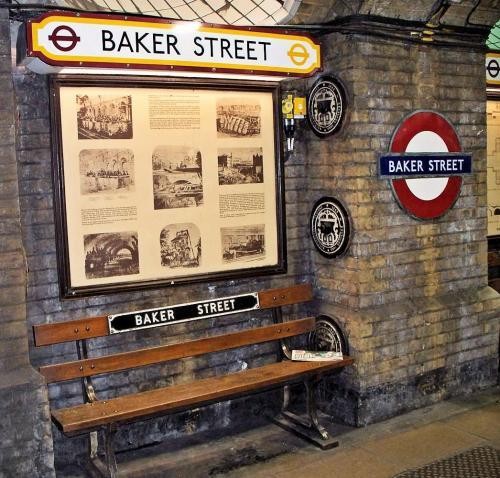 Nella stazione di Baker Street sono stati installati pannelli esplicativi sulla storia della prima linea della metropolitana di Londra