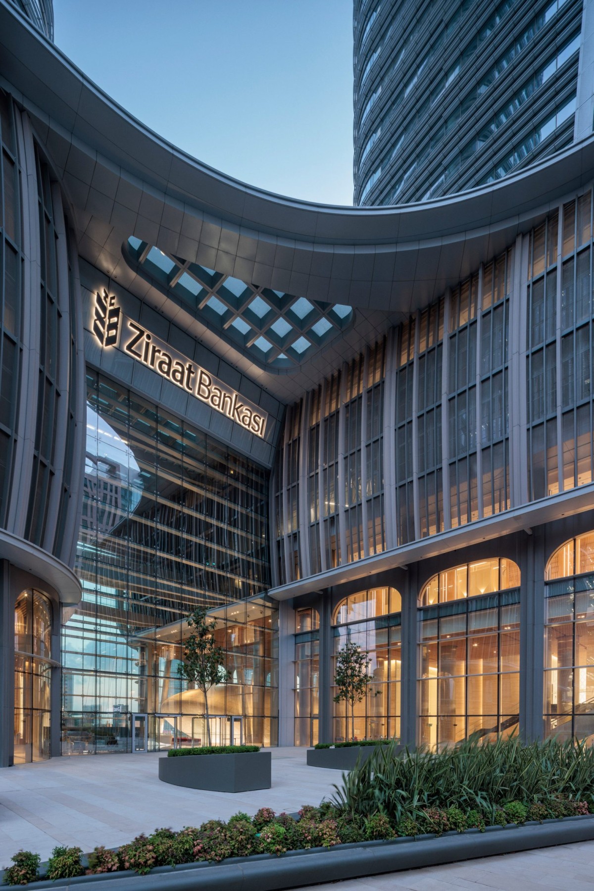 En el podio se ha buscado una ornamentación inspirada en la arquitectura islámica, reinterpretada mediante sistemas de sombreado en capas.