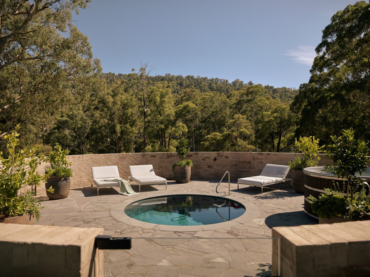 A est si trova una terrazza circolare con una piccola piscina e un braciere esterno
